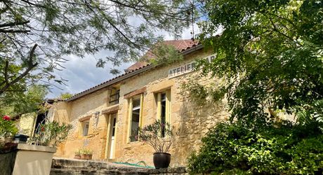 Sur les hauteurs de Montignac-Lascaux, maison ancienne avec gîte, garage et piscine sur 1500 m² de terrain. Jardin plein de charme et vue exceptionnelle sur le village!