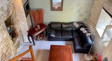 Sur les hauteurs de Montignac-Lascaux, maison ancienne avec gîte, garage et piscine sur 1500 m² de terrain. Jardin plein de charme et vue exceptionnelle sur le village!