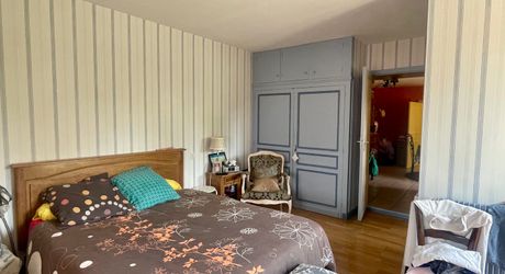 Sur les hauteurs de Montignac-Lascaux, maison ancienne avec gîte, garage et piscine sur 1500 m² de terrain. Jardin plein de charme et vue exceptionnelle sur le village!