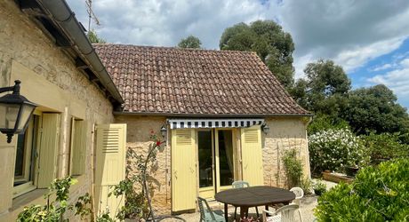 Sur les hauteurs de Montignac-Lascaux, maison ancienne avec gîte, garage et piscine sur 1500 m² de terrain. Jardin plein de charme et vue exceptionnelle sur le village!