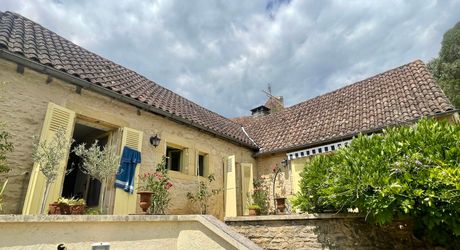 Sur les hauteurs de Montignac-Lascaux, maison ancienne avec gîte, garage et piscine sur 1500 m² de terrain. Jardin plein de charme et vue exceptionnelle sur le village!