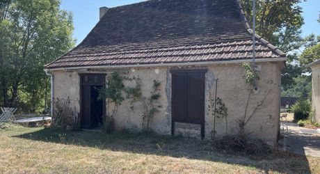 A 5 minutes de toutes les commodités et commerces, à 15 minutes de Montignac, entre Périgueux et Brive, maison entièrement rénovée avec une vue dégagée.