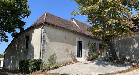 A 5 minutes de toutes les commodités et commerces, à 15 minutes de Montignac, entre Périgueux et Brive, maison entièrement rénovée avec une vue dégagée.