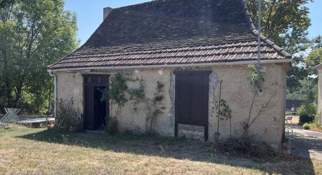 A 5 minutes de toutes les commodités et commerces, à 15 minutes de Montignac, entre Périgueux et Brive, maison entièrement rénovée avec une vue dégagée.