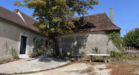 A 5 minutes de toutes les commodités et commerces, à 15 minutes de Montignac, entre Périgueux et Brive, maison entièrement rénovée avec une vue dégagée.
