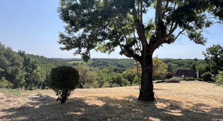 A 5 minutes de toutes les commodités et commerces, à 15 minutes de Montignac, entre Périgueux et Brive, maison entièrement rénovée avec une vue dégagée.