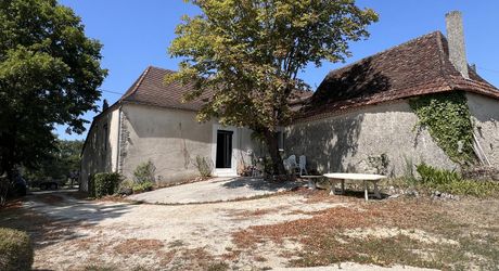 A 5 minutes de toutes les commodités et commerces, à 15 minutes de Montignac, entre Périgueux et Brive, maison entièrement rénovée avec une vue dégagée.