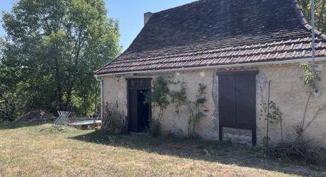 A 5 minutes de toutes les commodités et commerces, à 15 minutes de Montignac, entre Périgueux et Brive, maison entièrement rénovée avec une vue dégagée.