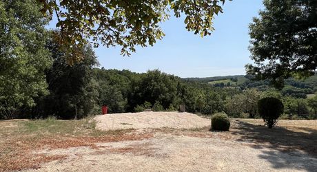 A 5 minutes de toutes les commodités et commerces, à 15 minutes de Montignac, entre Périgueux et Brive, maison entièrement rénovée avec une vue dégagée.
