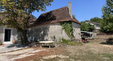A 5 minutes de toutes les commodités et commerces, à 15 minutes de Montignac, entre Périgueux et Brive, maison entièrement rénovée avec une vue dégagée.