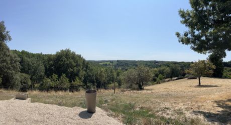 A 5 minutes de toutes les commodités et commerces, à 15 minutes de Montignac, entre Périgueux et Brive, maison entièrement rénovée avec une vue dégagée.