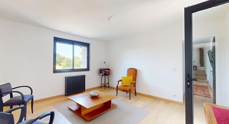 A 5 minutes de toutes les commodités et commerces, à 15 minutes de Montignac, entre Périgueux et Brive, maison entièrement rénovée avec une vue dégagée.