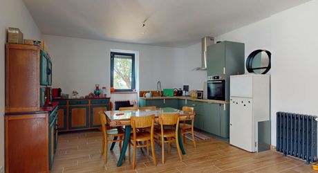 A 5 minutes de toutes les commodités et commerces, à 15 minutes de Montignac, entre Périgueux et Brive, maison entièrement rénovée avec une vue dégagée.