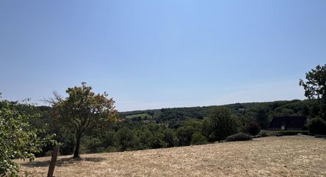 A 5 minutes de toutes les commodités et commerces, à 15 minutes de Montignac, entre Périgueux et Brive, maison entièrement rénovée avec une vue dégagée.