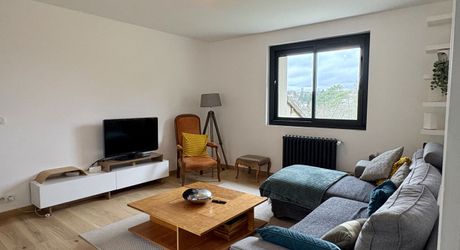 5 minutes from all amenities and shops, 15 minutes from Montignac, between Périgueux and Brive, fully renovated house with unobstructed views.