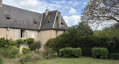 Superbe demeure en plein centre de Montignac-Lascaux sur plus d'1 hectare de terrain avec une source et accès à la vézère. La campagne à la ville.