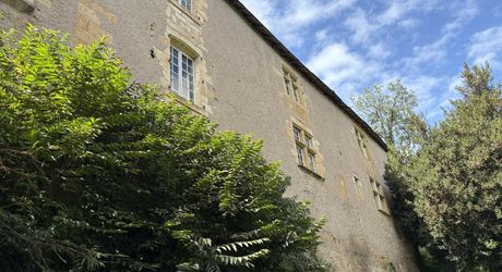 Superbe demeure en plein centre de Montignac-Lascaux sur plus d'1 hectare de terrain avec une source et accès à la vézère. La campagne à la ville.