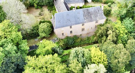 Superbe demeure en plein centre de Montignac-Lascaux sur plus d'1 hectare de terrain avec une source et accès à la vézère. La campagne à la ville.