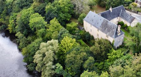 Superbe demeure en plein centre de Montignac-Lascaux sur plus d'1 hectare de terrain avec une source et accès à la vézère. La campagne à la ville.