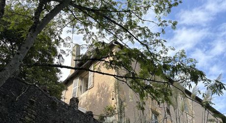 Superbe demeure en plein centre de Montignac-Lascaux sur plus d'1 hectare de terrain avec une source et accès à la vézère. La campagne à la ville.