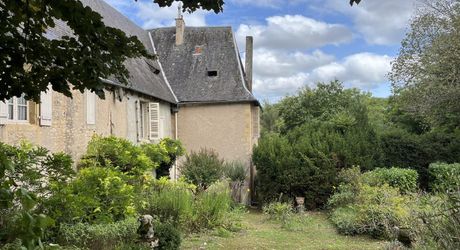 Superbe demeure en plein centre de Montignac-Lascaux sur plus d'1 hectare de terrain avec une source et accès à la vézère. La campagne à la ville.