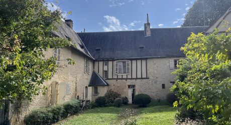 Superbe demeure en plein centre de Montignac-Lascaux sur plus d'1 hectare de terrain avec une source et accès à la vézère. La campagne à la ville.