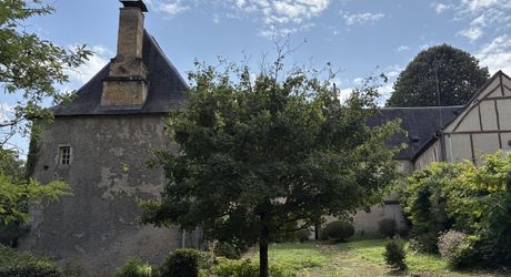 Superbe demeure en plein centre de Montignac-Lascaux sur plus d'1 hectare de terrain avec une source et accès à la vézère. La campagne à la ville.