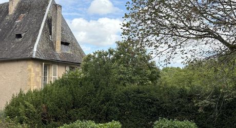 Superbe demeure en plein centre de Montignac-Lascaux sur plus d'1 hectare de terrain avec une source et accès à la vézère. La campagne à la ville.