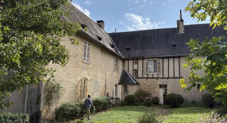 Superbe demeure en plein centre de Montignac-Lascaux sur plus d'1 hectare de terrain avec une source et accès à la vézère. La campagne à la ville.