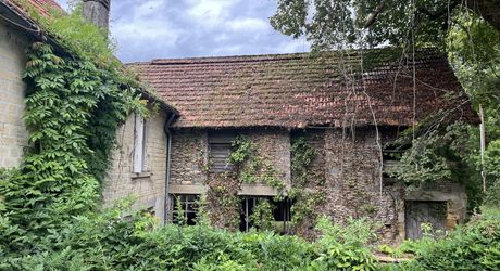 Entre Sarlat, Montignac et les Eyzies, sur la commune de Tamnies, ancien corps de ferme à rénover entièrement.