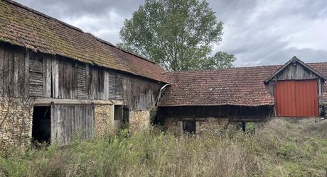 Entre Sarlat, Montignac et les Eyzies, sur la commune de Tamnies, ancien corps de ferme à rénover entièrement.