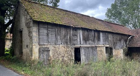 Entre Sarlat, Montignac et les Eyzies, sur la commune de Tamnies, ancien corps de ferme à rénover entièrement.