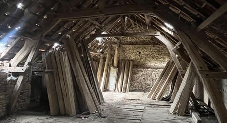 Entre Sarlat, Montignac et les Eyzies, sur la commune de Tamnies, ancien corps de ferme à rénover entièrement.