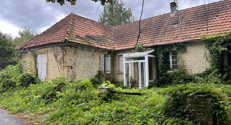Entre Sarlat, Montignac et les Eyzies, sur la commune de Tamnies, ancien corps de ferme à rénover entièrement.