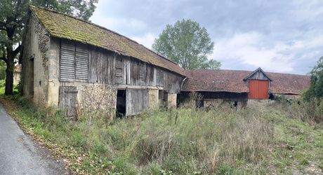 Entre Sarlat, Montignac et les Eyzies, sur la commune de Tamnies, ancien corps de ferme à rénover entièrement.