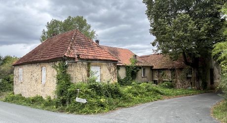 Entre Sarlat, Montignac et les Eyzies, sur la commune de Tamnies, ancien corps de ferme à rénover entièrement.
