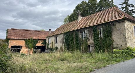 Entre Sarlat, Montignac et les Eyzies, sur la commune de Tamnies, ancien corps de ferme à rénover entièrement.