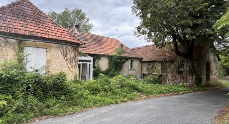 Entre Sarlat, Montignac et les Eyzies, sur la commune de Tamnies, ancien corps de ferme à rénover entièrement.