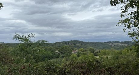 Entre Sarlat, Montignac et les Eyzies, sur la commune de Tamnies, ancien corps de ferme à rénover entièrement.