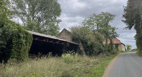 Entre Sarlat, Montignac et les Eyzies, sur la commune de Tamnies, ancien corps de ferme à rénover entièrement.