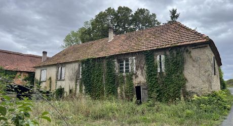 Entre Sarlat, Montignac et les Eyzies, sur la commune de Tamnies, ancien corps de ferme à rénover entièrement.