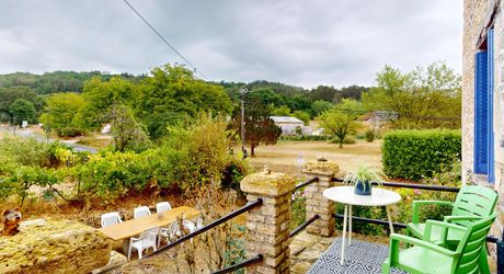 En Périgord Noir, dans le magnifique village de SAINT-LEON-SUR-VEZERE, à proximité à pieds de l’épicerie et des restaurants, maison ancienne rénovée avec grande cave/atelier, jardin, dépendance et verger.
