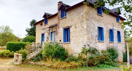 En Périgord Noir, dans le magnifique village de SAINT-LEON-SUR-VEZERE, à proximité à pieds de l’épicerie et des restaurants, maison ancienne rénovée avec grande cave/atelier, jardin, dépendance et verger.