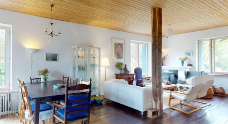 En Périgord Noir, dans le magnifique village de SAINT-LEON-SUR-VEZERE, à proximité à pieds de l’épicerie et des restaurants, maison ancienne rénovée avec grande cave/atelier, jardin, dépendance et verger.