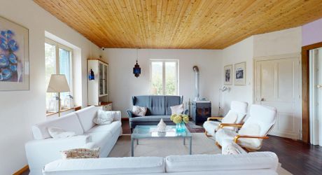 En Périgord Noir, dans le magnifique village de SAINT-LEON-SUR-VEZERE, à proximité à pieds de l’épicerie et des restaurants, maison ancienne rénovée avec grande cave/atelier, jardin, dépendance et verger.
