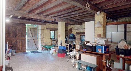 En Périgord Noir, dans le magnifique village de SAINT-LEON-SUR-VEZERE, à proximité à pieds de l’épicerie et des restaurants, maison ancienne rénovée avec grande cave/atelier, jardin, dépendance et verger.