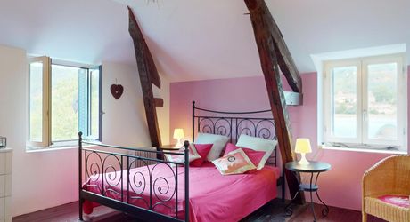 En Périgord Noir, dans le magnifique village de SAINT-LEON-SUR-VEZERE, à proximité à pieds de l’épicerie et des restaurants, maison ancienne rénovée avec grande cave/atelier, jardin, dépendance et verger.