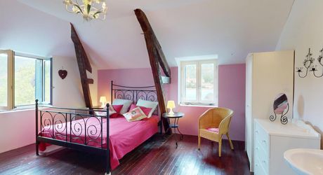 En Périgord Noir, dans le magnifique village de SAINT-LEON-SUR-VEZERE, à proximité à pieds de l’épicerie et des restaurants, maison ancienne rénovée avec grande cave/atelier, jardin, dépendance et verger.