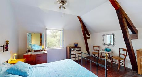 En Périgord Noir, dans le magnifique village de SAINT-LEON-SUR-VEZERE, à proximité à pieds de l’épicerie et des restaurants, maison ancienne rénovée avec grande cave/atelier, jardin, dépendance et verger.