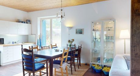 En Périgord Noir, dans le magnifique village de SAINT-LEON-SUR-VEZERE, à proximité à pieds de l’épicerie et des restaurants, maison ancienne rénovée avec grande cave/atelier, jardin, dépendance et verger.